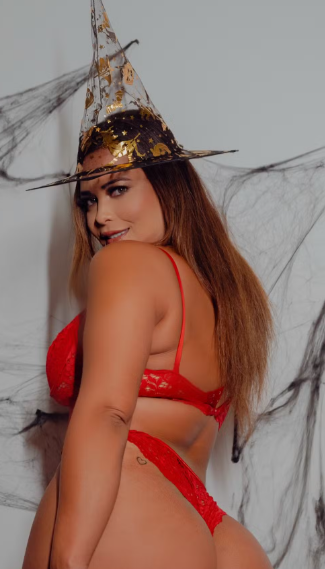 Geisy Arruda curte Halloween de lingerie vermelha Reprodução/Instagram