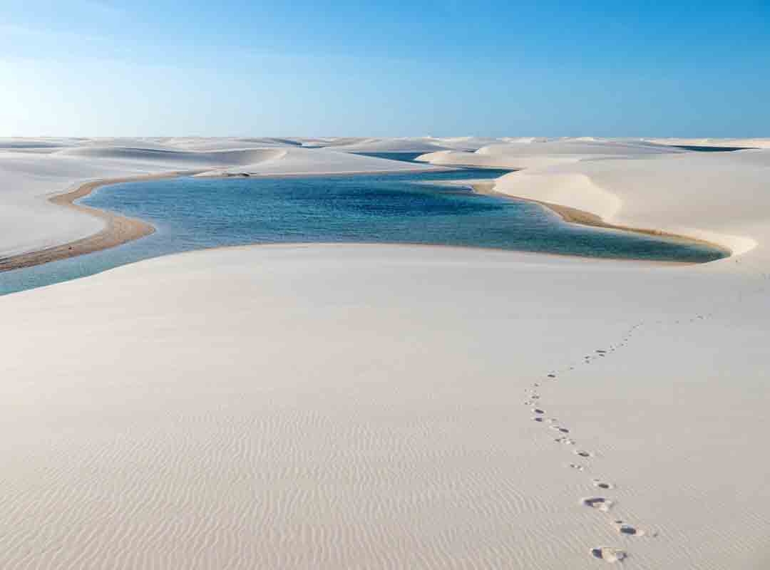 Parque Nacional dos Lençóis Maranhenses, Maranhão: Criado em 1981 para proteger a beleza natural e a importância ecológica da região, o parque é conhecido por suas vastas dunas de areia branca e lagoas azuis. Reprodução: Flipar