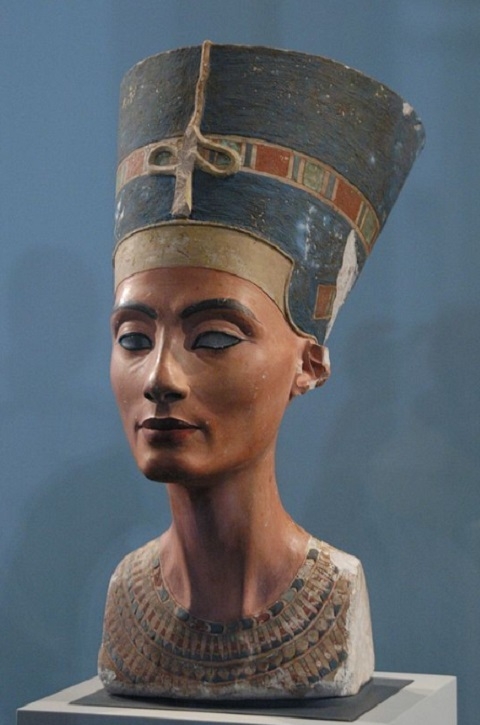 O busto de Nefertiti, portanto, não é apenas uma obra-prima da arte egípcia. É, também, um símbolo de questões éticas e políticas que cercam a arqueologia e a propriedade cultural no século XXI. Reprodução: Flipar