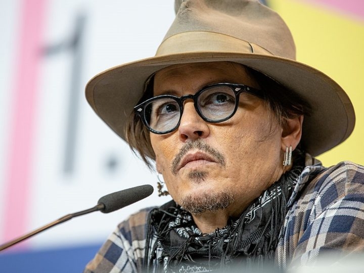Na ocasião, o ator tinha acabado de ser acusado de violência doméstica pela ex-esposa, Amber Heard. Reprodução: Flipar
