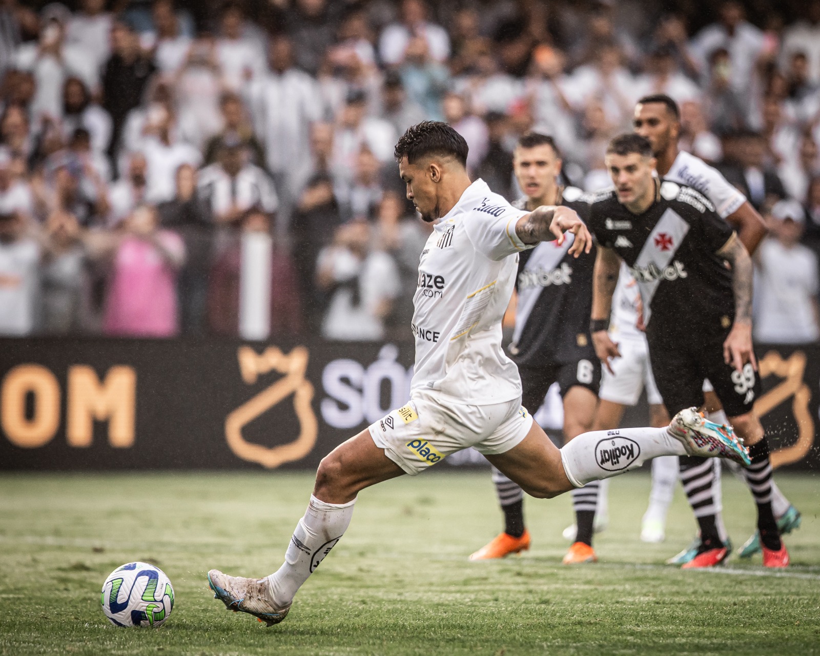 Santos vence Goiás em jogo maluco, encerra jejum e se afasta do Z4