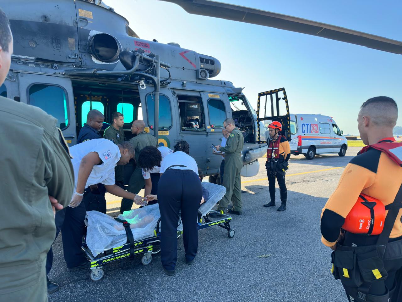Enfermo foi encaminhado por ambulância ao Hospital São Lucas. Foto: Divulgação/Marinha do Brasil