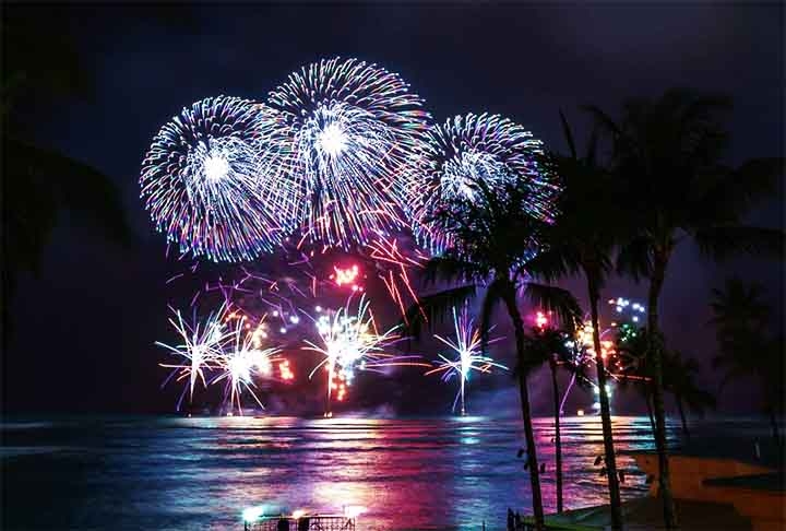 Havaí (EUA) - Celebrar na praia, com festas descontraídas e fogos refletidos no mar, cria um clima único. O principal réveillon do Havai ocorre na Waikiki Beach, em Honolulu, conhecida por suas festas vibrantes e shows de fogos de artifício.  Reprodução: Flipar