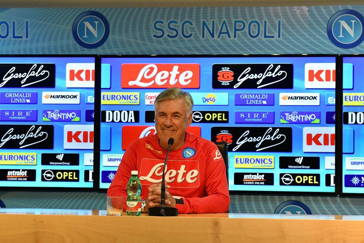 Carlo Ancelotti comandará o Napoli nesta temporada. Ele retorna ao futebol italiano após nove temporadas. Foto: Reprodução/Twitter/sscnapoli