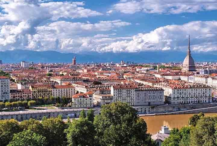 Primeira capital da Itália logo após a reunificação, Turim é uma cidade clássica, porém subestimada por alguns turistas e sem muita atenção da mídia. No entanto, é um local com atrativos sociais e culturais inigualáveis, sendo o berço do vinho, chocolate e café no país e com a presença do famoso Museu Egípcio.