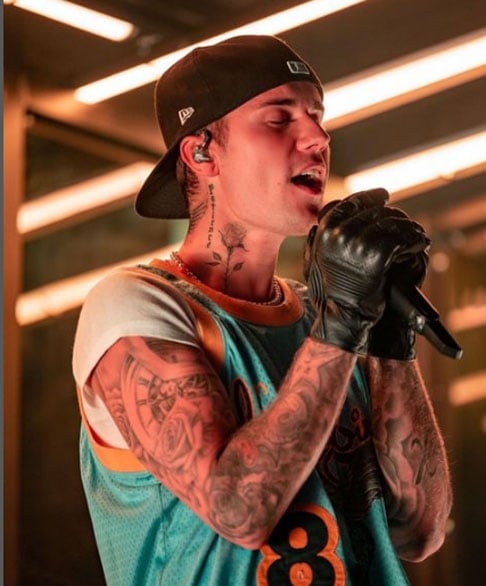 Em 2020, Bieber anunciou outro período de afastamento para priorizar sua saúde mental e vida pessoal. Em 2022, o cantor se apresentou no Rock in Rio cercado de rumores acerca de um possível cancelamento em cima da hora.  Reprodução: Flipar