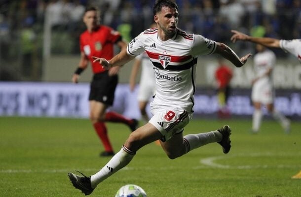 CALLERI - O grande nome do São Paulo. Mostrou o faro de artilheiro, anotando dois gols. E teve boa chance para fazer seu hat-trick. Além disso, faz muito bem o pivô para a chegada dos companheiros na área. O lado negativo é que recebeu cartão amarelo que o suspende do jogo contra o Vasco, no Rio. NOTA 8,0 - FOTO: Rubens Chiri/saopaulofc.net Reprodução: Jogada10