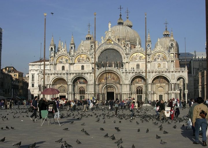 Basílica de São Marcos - Veneza - Uma das igrejas mais famosas do mundo, tem arquitetura bizantina. Construída na Praça de São Marcos, ao lado do Palácio dos Doges entre 1071 e 1617. Os Cavalos de São Marcos, na fachada, são réplicas dos originais, que estão guardados. Reprodução: Flipar