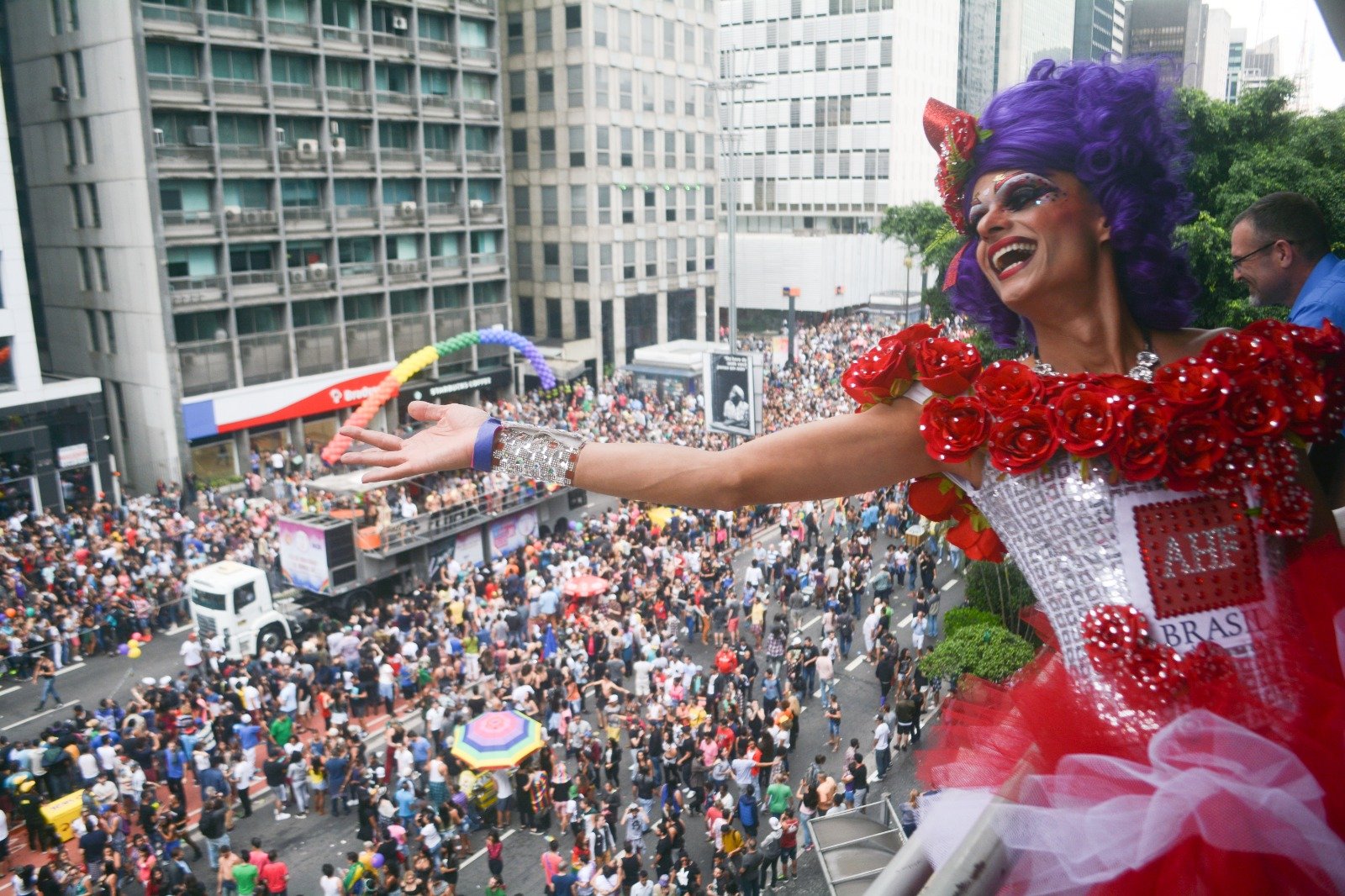 Drag queen celebra o desfile da Parada do Orgulho LGBTQIA+ em cima do Camarote Solidário da Agência Aids. Foto: Agência Aids