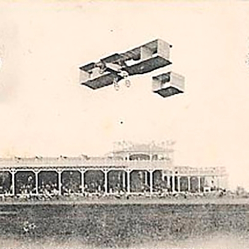Ela faleceu em um acidente de avião em 18 de julho de 1919, enquanto estava como passageira em um voo de teste, em uma tentativa de transição para se tornar piloto de aeronaves comerciais. Reprodução: Flipar