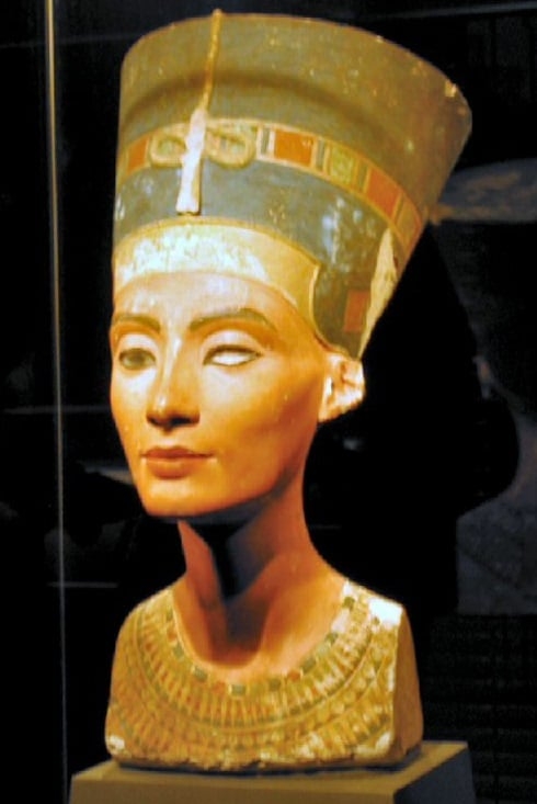 Sua representação suave e idealizada da rainha, com um olhar altivo e inacessível, reflete o poder e a beleza que Nefertiti ostentava em vida. Contudo, o busto também guarda mistérios, como o fato de um de seus olhos estar incompleto. Reprodução: Flipar