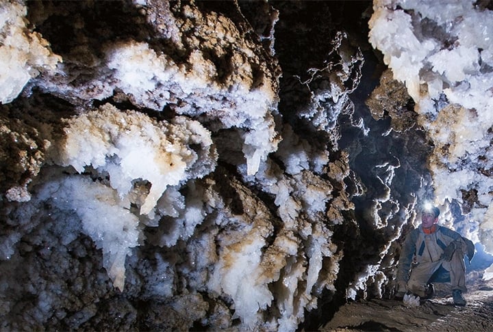 Já a caverna Optymistychna, na Ucrânia, é a maior de gesso do mundo, com cerca de 230 km de extensão, numa área de 2 km². Ela foi descoberta em 1966.
