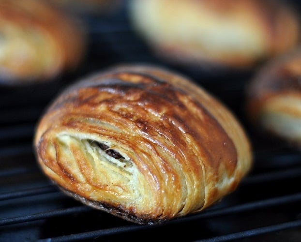 Pain au Chocolat - Um pãozinho francês recheado com chocolate, perfeito para um lanche doce ou café da manhã Reprodução: Flipar