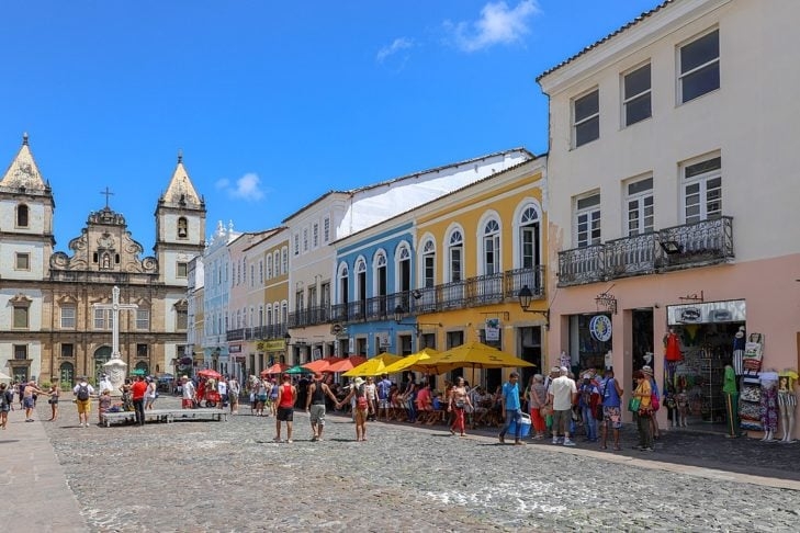 Hoje em dia, as charmosas ruas de paralelepípedos do Pelourinho são repletas de lojas de artesanato, restaurantes e bares. Reprodução: Flipar