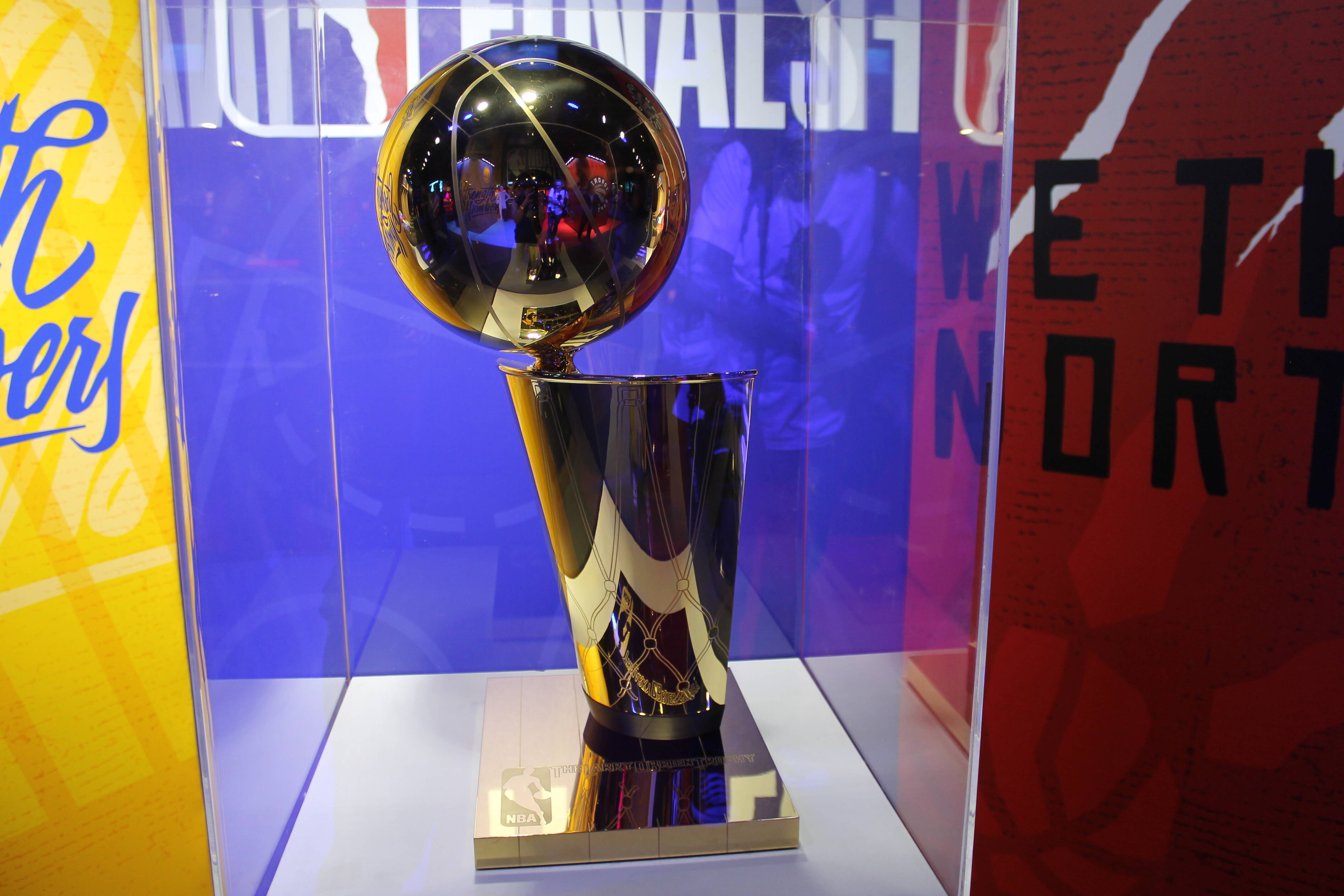 Troféu Larry O'Brien está exposto na NBA House 2019. Foto: Flavia Matos/ IG