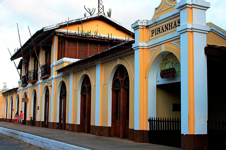 Museu do Sertão (Piranhas-AL): O espaço não é muito grande, mas conta a história do cangaço, que marcou época no Nordeste, e apresenta objetos, armas e vestimentas dos cangaceiros, além de peças históricas da cidade, uma das representantes dos costumes autênticos do sertão brasileiro.  Reprodução: Flipar