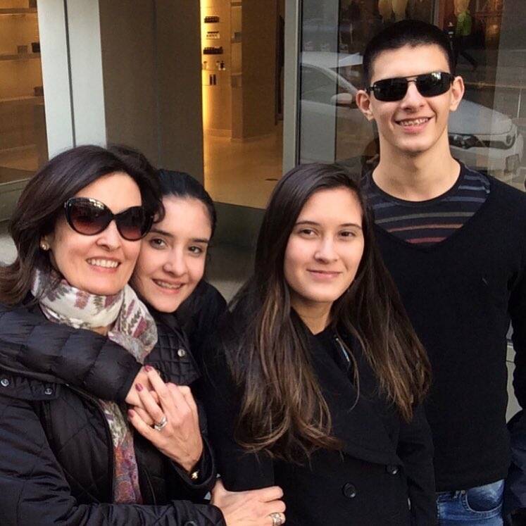 Fátima Bernardes com os filhos trigêmeos Laura, Beatriz e Vinícius. Foto: Reprodução/Instagram/@fatimabernardes