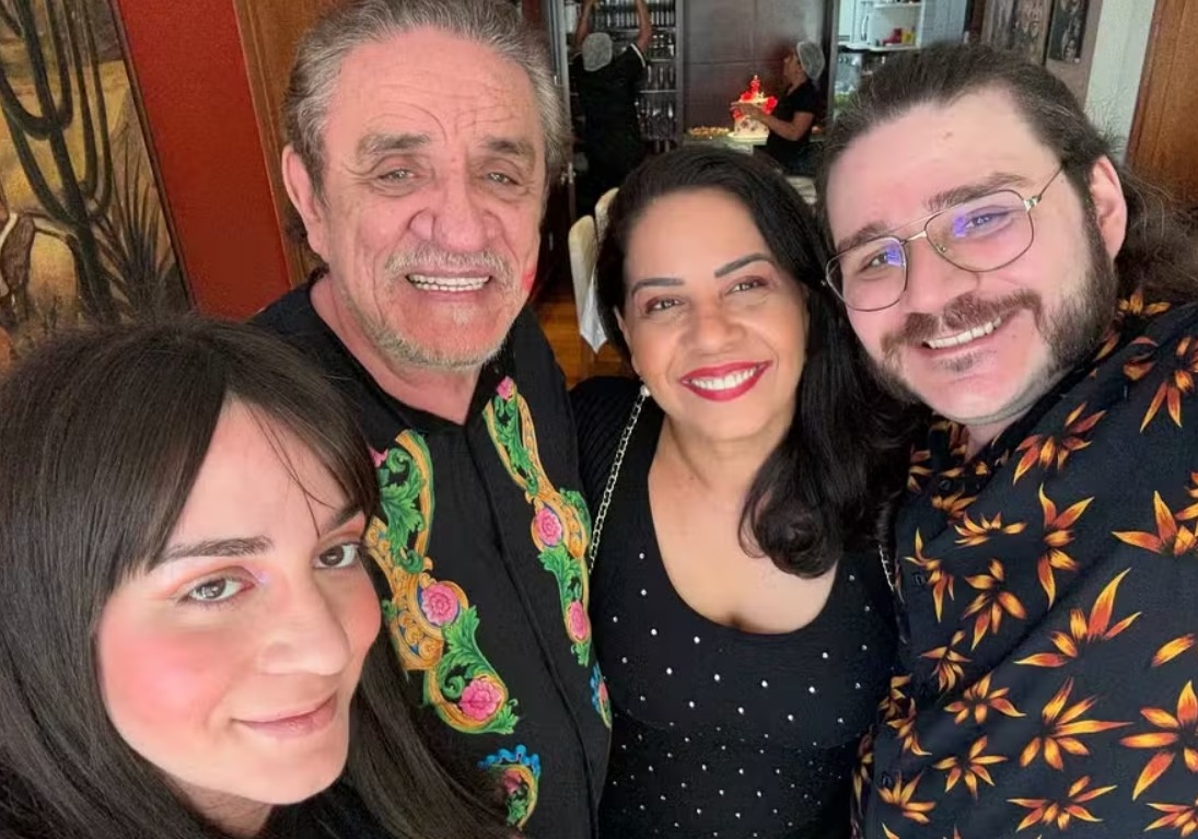 Zé Ramalho é casado desde 1984 com Roberta Ramalho, união que gerou dois filhos, Linda e José. Ele tem outros quatro filhos, sendo que João Ramalho e Maria Maria são fruto do casamento com a cantora Amelinha, entre 1978 e 1983. 
 Reprodução: Flipar