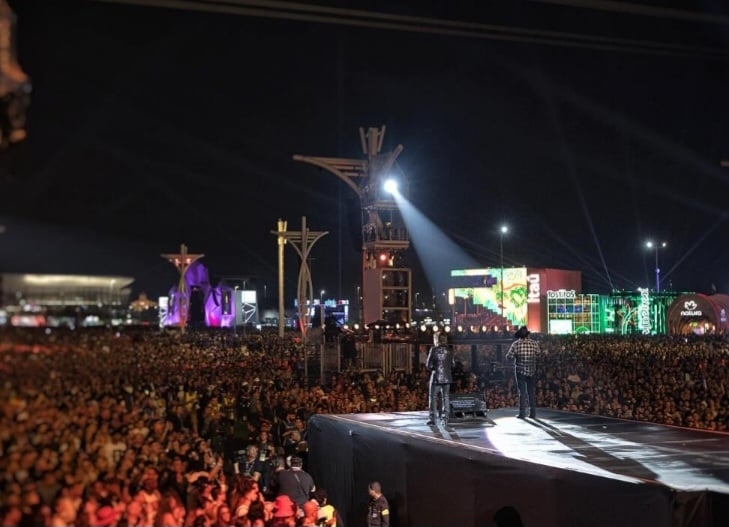 Com 54 anos de carreira, os irmãos José Lima (Chitãozinho) e Durval de Lima (Xororó) vivem um momento especial. Em 2024, eles lideraram a estreia da música sertaneja no Rock in Rio. 


 Reprodução: Flipar