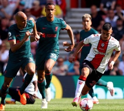 Alcaraz durante jogo do Southampton na Inglaterra Reprodução/Instagram