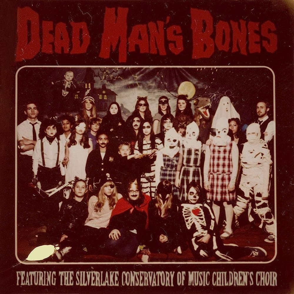 Além de ator, Ryan Gosling também é músico e tem uma banda chamada Dead Man’s Bones. Ele montou o grupo em 2009 e lançou seu primeiro e único álbum homônimo no mesmo ano. O álbum tem influências de rock gótico, folk e blues.