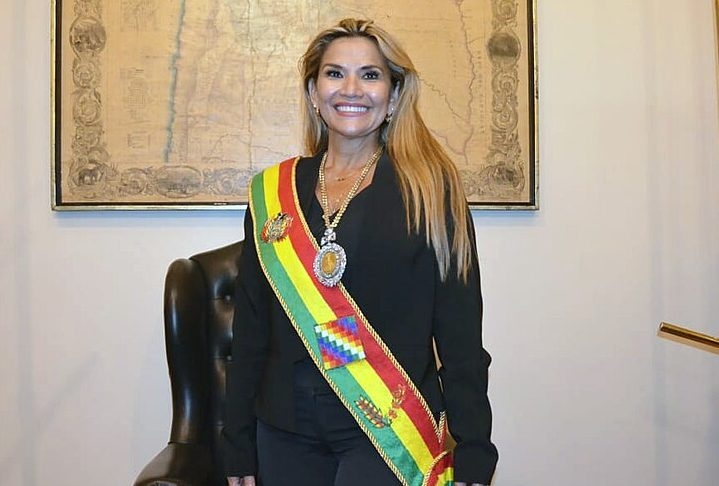 Em seguida, Jeanine Áñez Chávez, que apoiou o golpe, se declarou presidente interina da Bolívia. Reprodução: Flipar