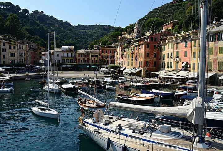 Os barcos atracados nos belíssimos portos que compõem a paisagem também reforçam a atmosfera romântica da “Via dell’ Amore”. 