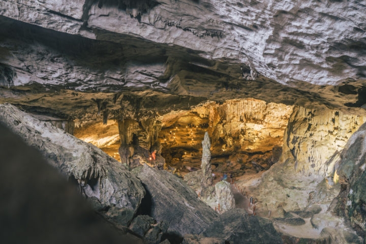 Apesar dessas descobertas significativas, apenas 20% da área decorada do período paleolítico foi investigada, com partes da caverna permanecendo inexploradas. Reprodução: Flipar