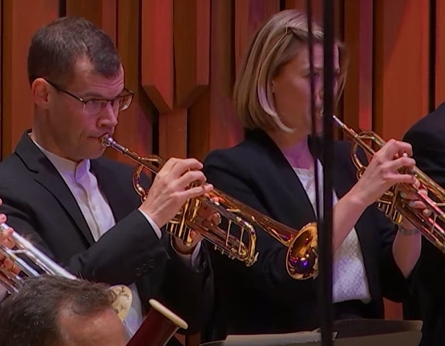 Sua residência no Barbican Centre é um ponto de referência para a música erudita em Londres, e suas gravações para o cinema ampliam sua notoriedade internacional. Reprodução: Flipar