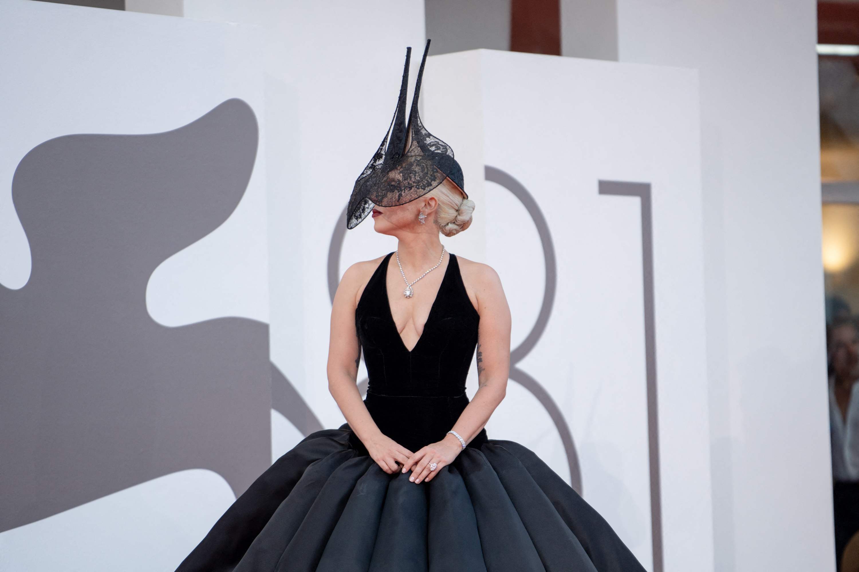 Lady Gaga apostou em um vestido preto decotado Foto: Luca Carlino/AFP