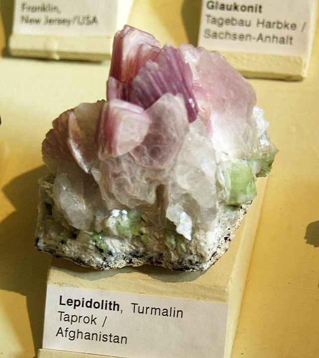 O lítio é extraído de minerais. A espodumena é um silicato de lítio e alumínio, principal fonte de lítio, com cristais que variam do verde ao rosa. Ele também tem forte concentração na lepidolita e na petalita. Reprodução: Flipar