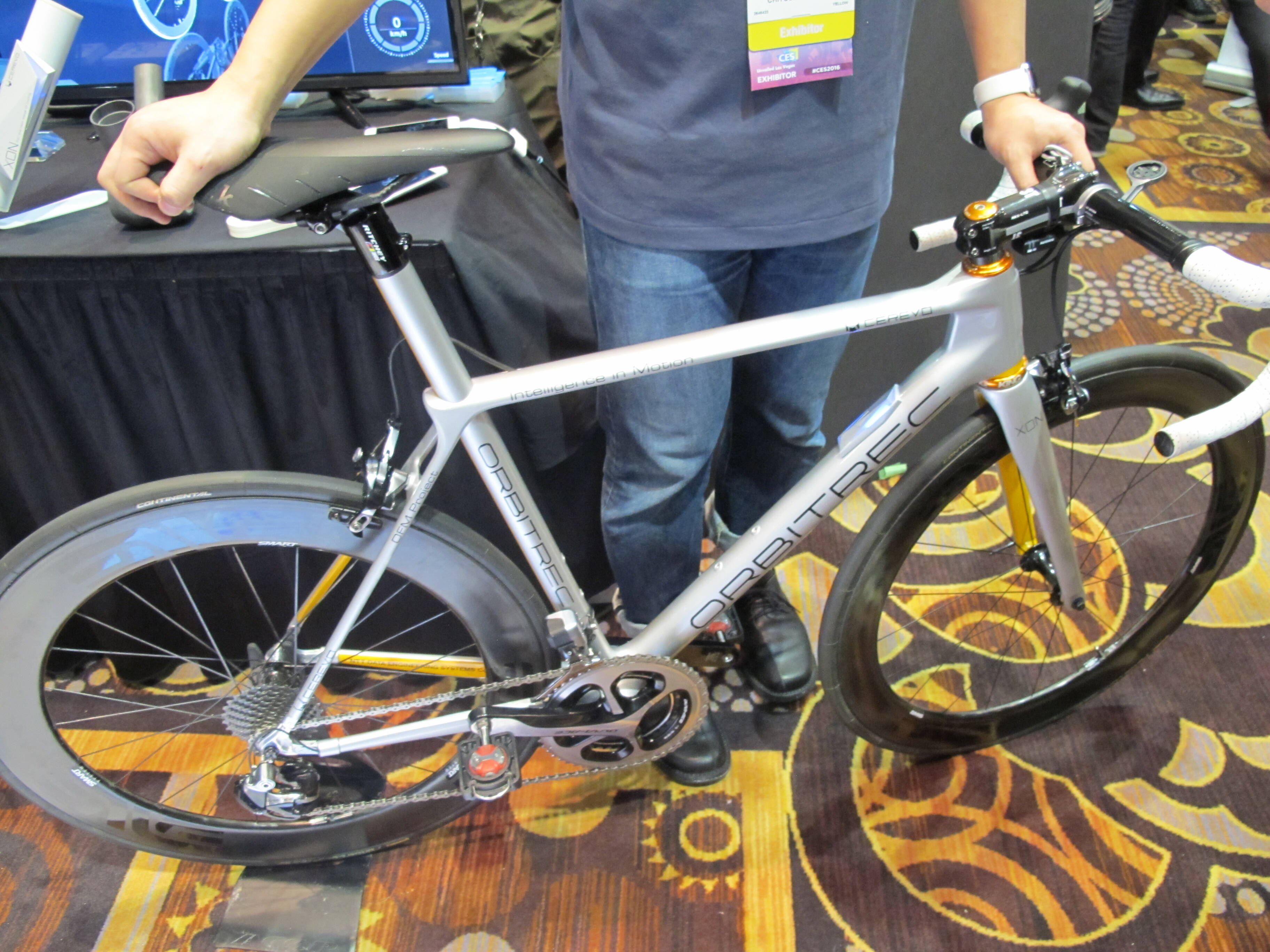 A bicicleta conectada Orbitrec é produzida em uma impressora 3D e exibe a performance após o trajeto do usuário. Foto: Emily Canto Nunes/iG