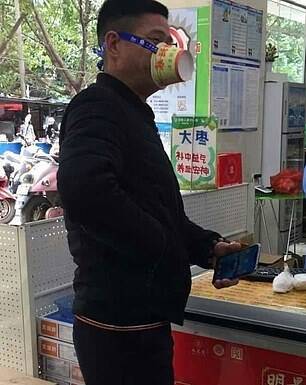 Homem usa copo de sorvete no rosto para se proteger do coronavírus. Foto: Reprodução/Twitter