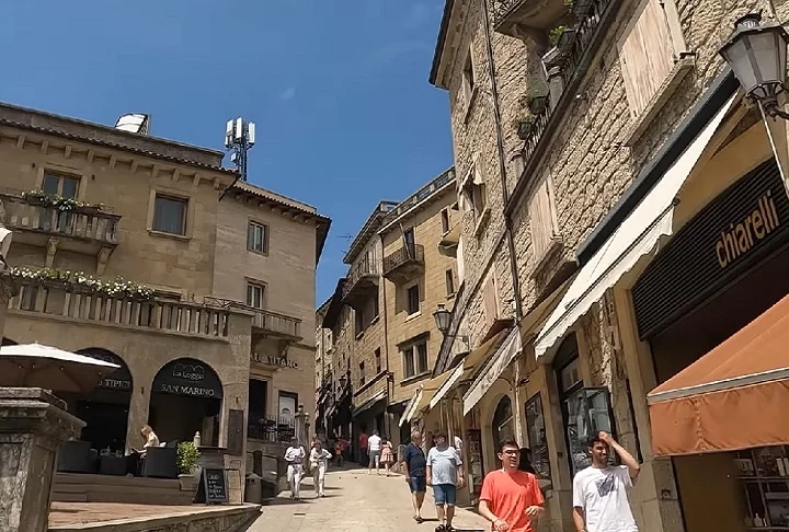 San Marino oferece uma variedade de atrações para turistas. A cidade principal, que leva o mesmo nome do país, concentra a maior parte das atrações turísticas, como restaurantes, hotéis e lojas. Reprodução: Flipar