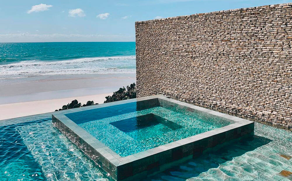 O Kenoa Spa & Resort, em Alagoas, tem visão panorâmica de parte da  mata virgem Atlântica e das águas cristalinas do oceano. Foto: Reprodução/Instagram