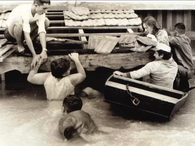 Em julho de 1983, Blumenau recebeu uma das chuvas mais fortes de sua história.O Itajaí-Açu foi atingido durante cinco dias com temporais que chegaram aos 15 metros acima do nível normal. Na ocasião, a enchente matou 49 pessoas e deixou 197.790 mil desabrigados em 90 municípios catarinenses. No ano seguinte, uma nova enchente assolou a população.