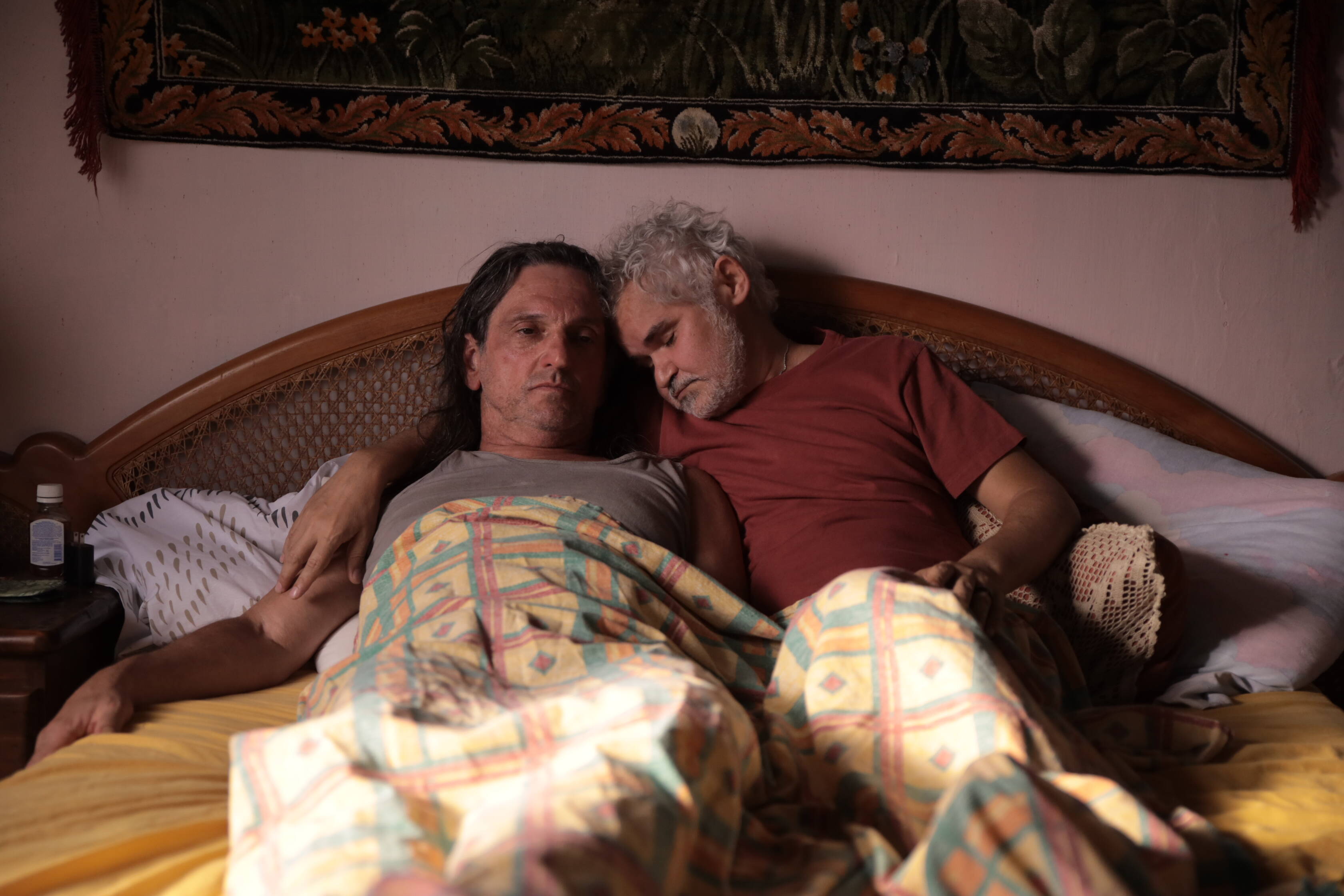 Paulo Miklos e Gero Camilo vivem um casal gay em "Manhãs de Setembro"; os dois dão vida a Décio e Aristides. Foto: Divulgação/Amazon