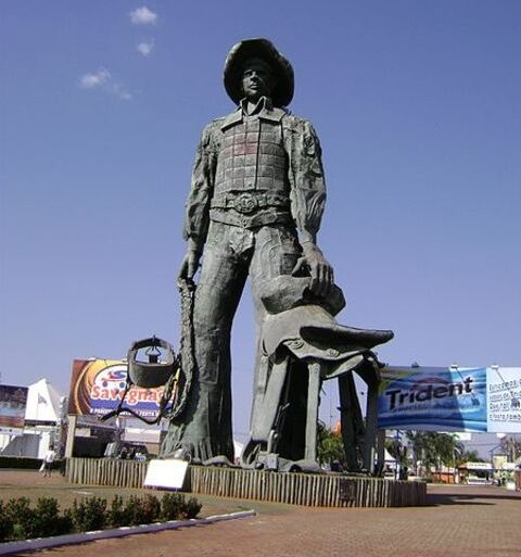 O chapéu de cowboy, também conhecido como Stetson, é geralmente feito de feltro ou palha e representa a cultura do Oeste americano. Ele é amplamente usado por vaqueiros e em rodeios, além de ser um símbolo de estilo e aventura em atividades ao ar livre.
 Reprodução: Flipar