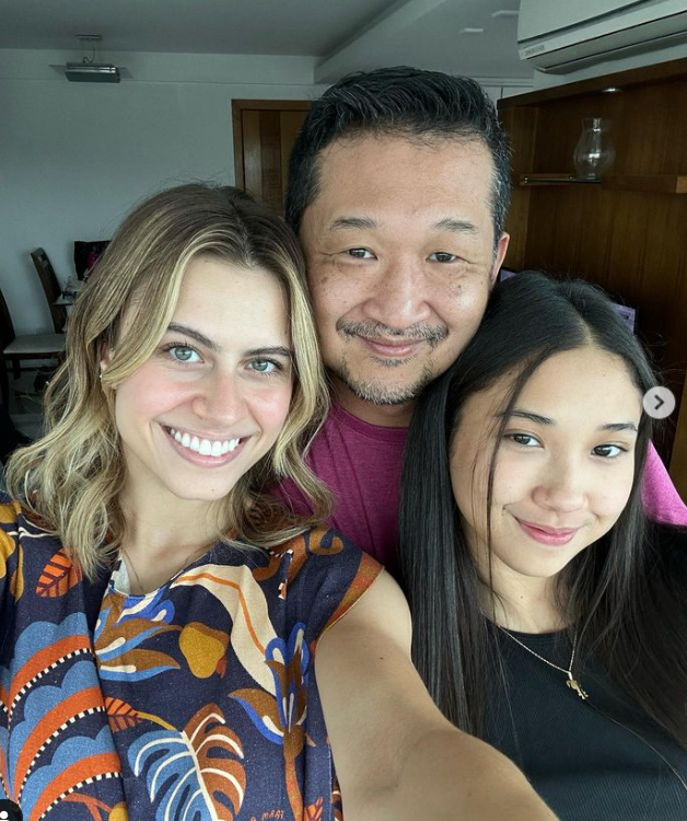 Bruna e Giulia Takahashi com o pai Reprodução