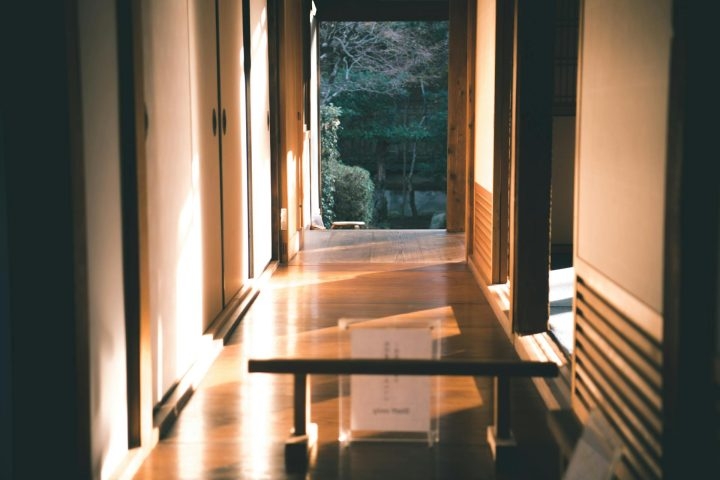 Ao mesmo tempo, há um gosto crescente por linhas minimalistas, grandes janelas e integração entre interior e exterior. Reprodução: Flipar