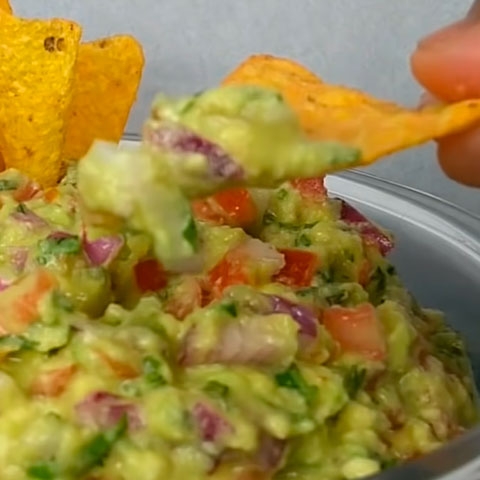 Guacamole contém abacate, cebola pequena, tomate grande, pimenta malagueta, suco de limão, azeite extra virgem, sal, alho e coentro.  Reprodução: Virar