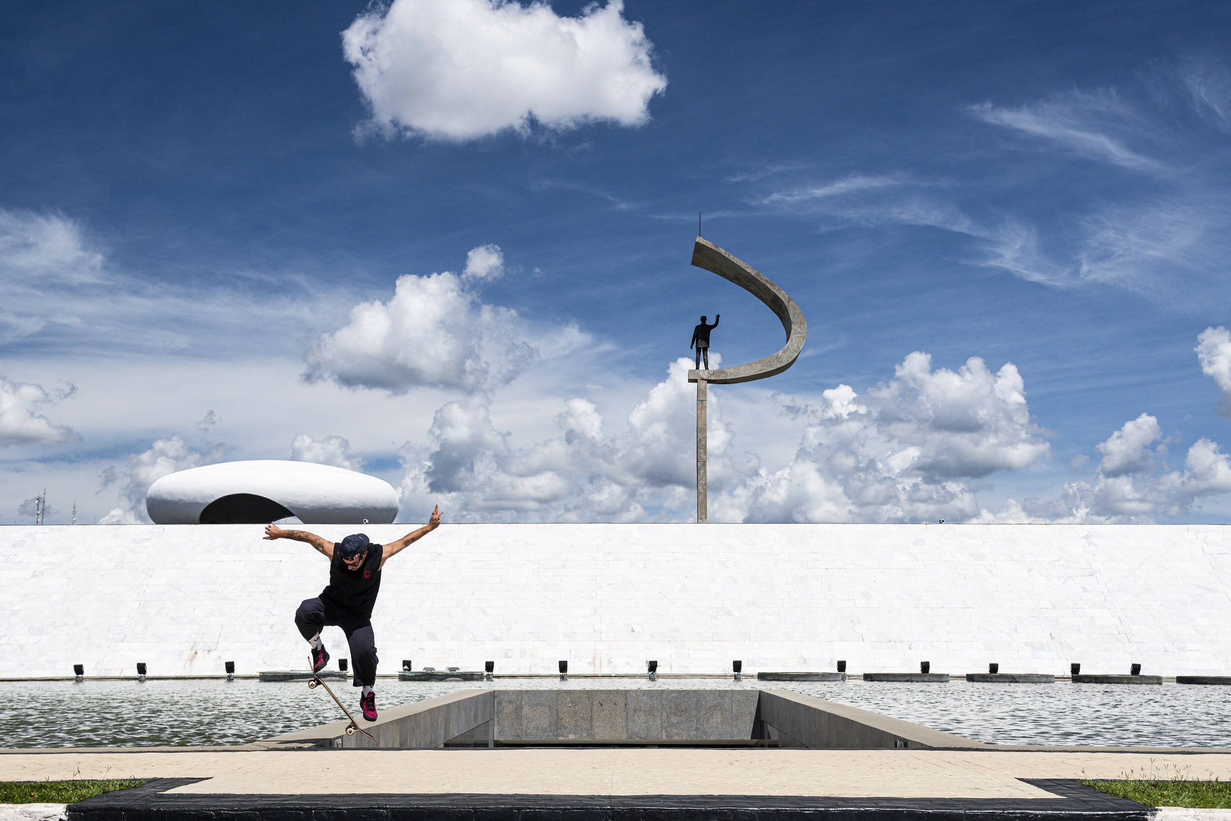 Skatistas transformaram obras de Oscar Niemeyer em pistas. Foto: Divulgação / Red Bull