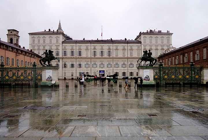 O Palácio Real de Turim é um antigo palácio real da Casa de Saboia. É a primeira e a mais importante das residências construídas pelos Saboia no Piemonte. Foi proclamado Património da Humanidade pela UNESCO, em 1997, como parte do conjunto das residências da dinastia. Reprodução: Flipar