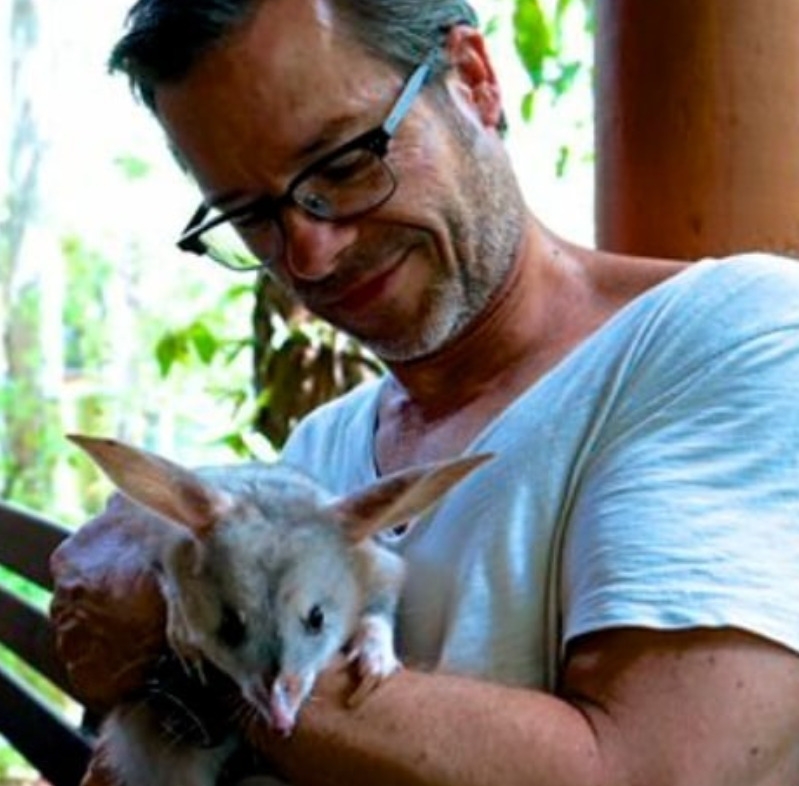 Na primeira década do século 21, Pearce não deixou de atuar em filmes australianos, apesar de seu prestígio em Hollywood. Ele também fez apresentações no teatro.
 Reprodução: Flipar