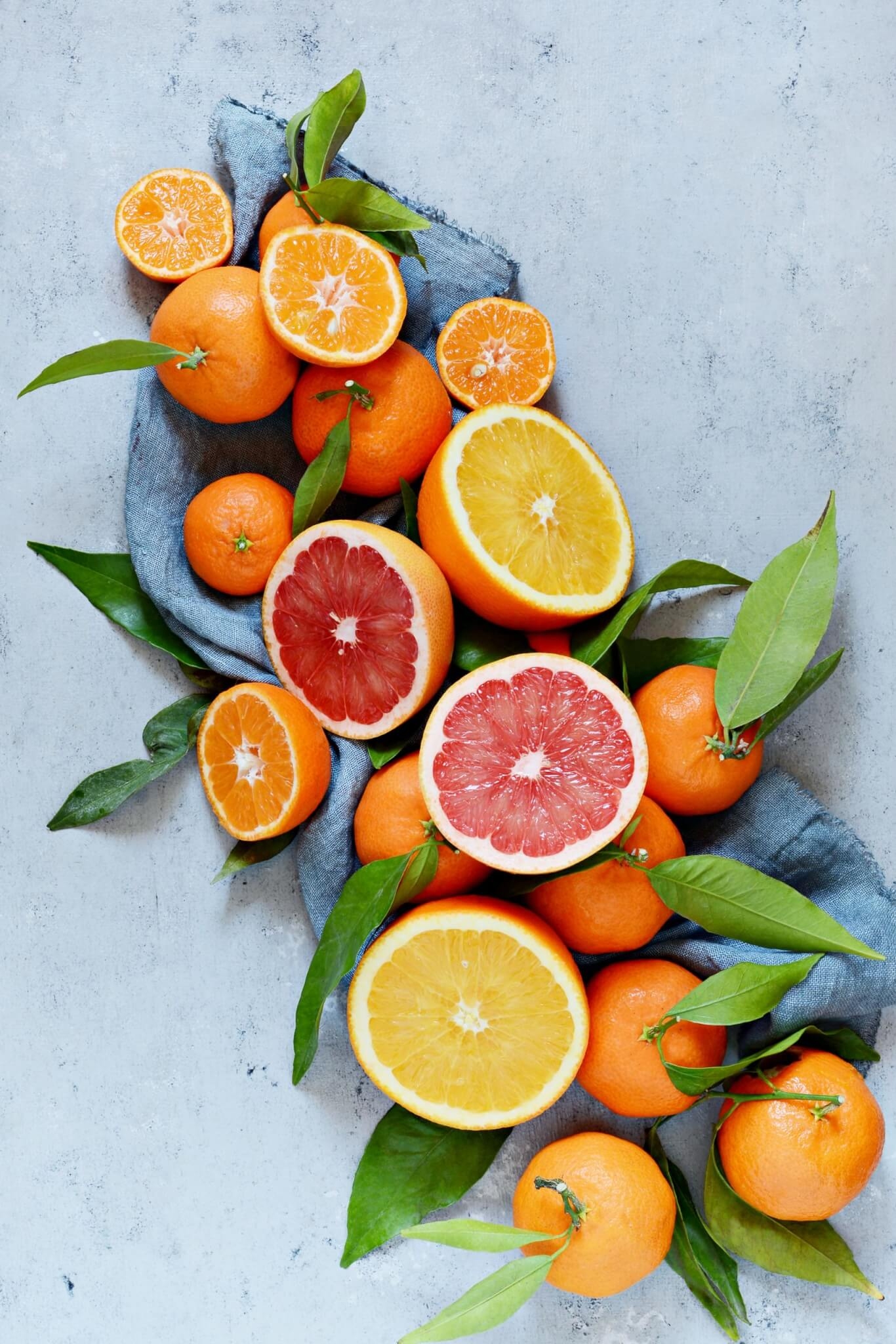 Conhecida por seu sabor refrescante e alto teor de vitamina C, a laranja oferece uma variedade de nutrientes para o corpo e é uma importante aliada na prevenção de doenças, o que a torna indispensável nas dietas. Mas engana-se quem pensa que é só nos sucos que elas podem ser aproveitas. A seguir, indicamos como e por que você deve incluir essa fruta nas suas refeições. Confira! Reprodução: EdiCase