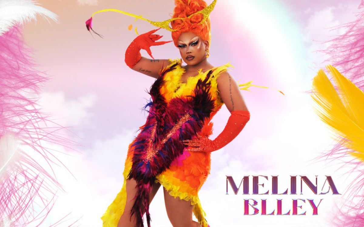 Melina Blley é uma drag carismática, e uma presença marcante e aclamada na cena vibrante e noturna do Rio de Janeiro. Com sete anos de carreira, se destaca pelo domínio em design de figurinos, perucaria e por suas performances. Deixou a faculdade de Publicidade e sua vida pessoal para se dedicar integralmente a arte drag, sendo hoje um dos ícones da cidade maravilhosa.

Sua jornada começou de forma despretensiosa, inspirada por Raja, vencedora da 3ª temporada de RuPaul’s Drag Race. O nome ‘Melina’ une doçura e sedução, enquanto ‘Blley’ faz referência a Beyblade (série de Mangás), simbolizando a energia entregue em suas apresentações, que se unem ao seu senso de humor afiado. Dona de um corpo tipicamente brasileiro, Melina exibe suas curvas em figurinos ousados e cheios de atitude.

Além da carreira como drag, atua como hostess, DJ e performer em casas renomadas, com destaque para shows no Rock in Rio e em um Camarote de Carnaval da Sapucaí. Melina, que deseja conquistar o Brasil, se consagrar como um verdadeiro tesouro artístico nacional e se tornar apresentadore da TV, reforça ainda a conscientização sobre as drags que não se encaixam em padrões estéticos adotados socialmente, se mostrarem não apenas como comediantes, mas também belas em todas as vertentes que formam sua persona drag.. Foto: Divulgação