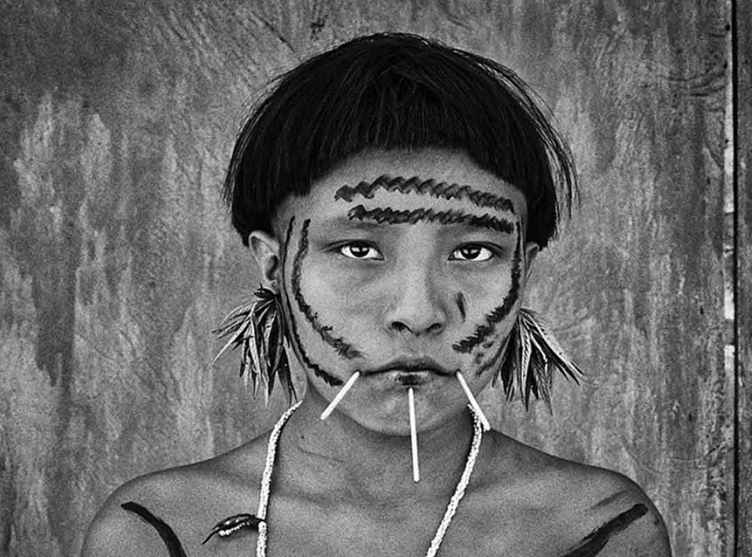 Nas séries “Gênesis” e “Amazônia”, o fotógrafo direcionou suas lentes para os povos originários e à natureza. 
 Reprodução: Flipar