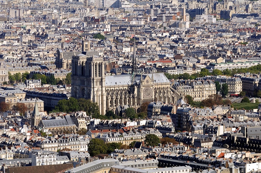 Construída entre 1163 e 1345 na Île de la Cité, a Notre-Dame de Paris é uma das mais antigas catedrais góticas do planeta.  Reprodução: Flipar
