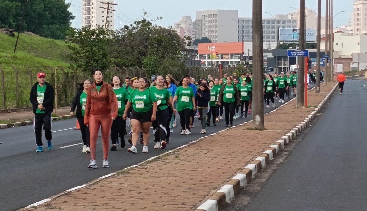 Grupo de caminhada de 3 km. Foto: Marcia Bessa Martins/iG