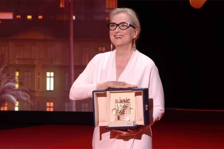 Meryl Streep foi homenageada na abertura do Festival de Cannes na terça-feira (14). A atriz, vencedora de três estatuetas do Oscar, ganhou mais um prêmio em sua gloriosa carreira. Trata-se da Palma de Ouro honorária, em celebração à sua contribuição para o cinema. Reprodução: Flipar